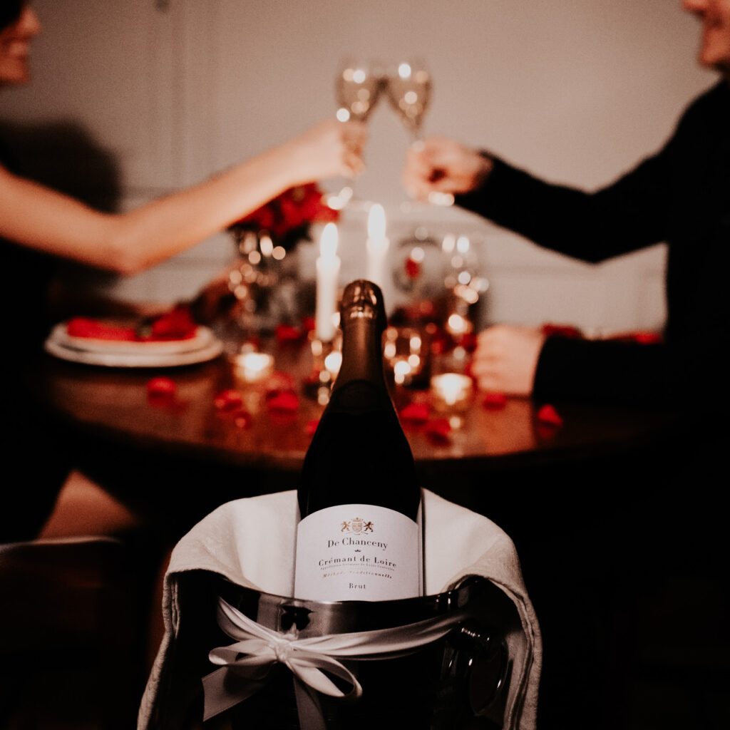Célébration festive avec champagne Chanceny, verres qui trinquent.