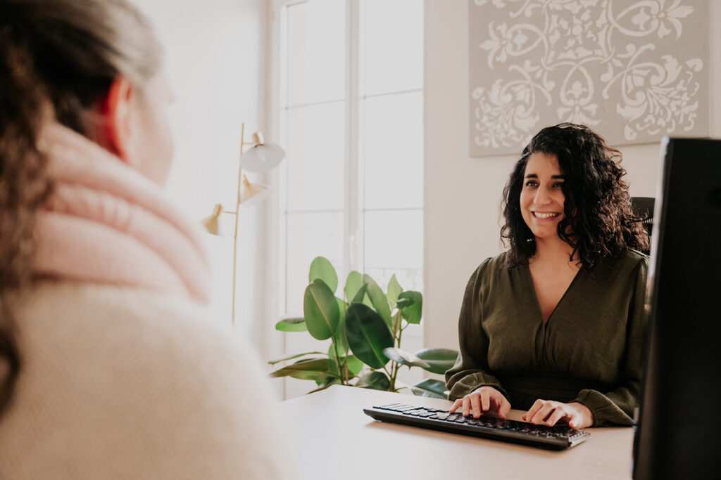Portrait professionnel femme en consultation, bureau lumineux Toulouse