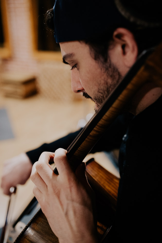 gros plan sur les mains du violoncelliste