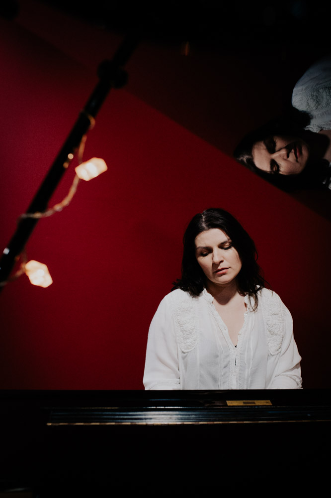 la chanteuse et pianiste cKarolina à son piano, sous l'oeil de la photographe Celine Deligey