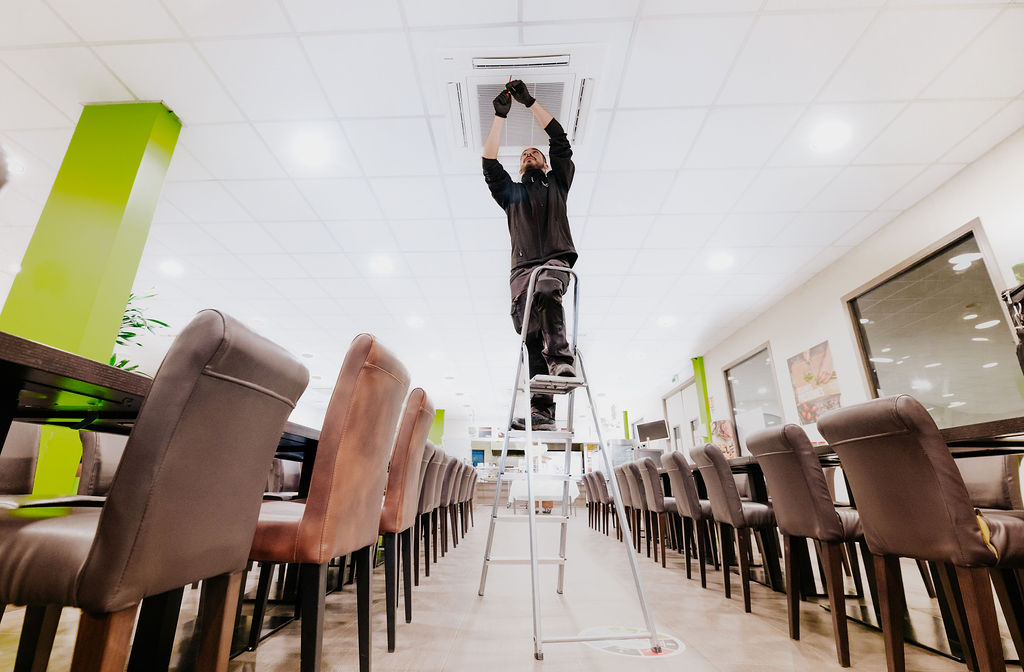 Reportage restauration, technicien entretien climatisation dans restaurant