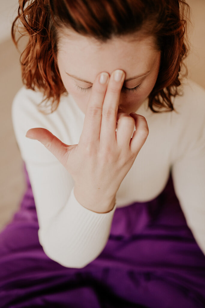 Portrait bien-être femme en méditation yoga, respiration alternée lors d'un reportage photo à Toulouse
