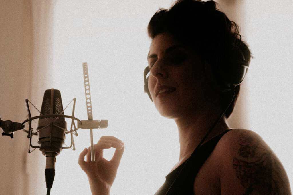 Portrait artistique chanteuse au micro, ambiance musicale Toulouse