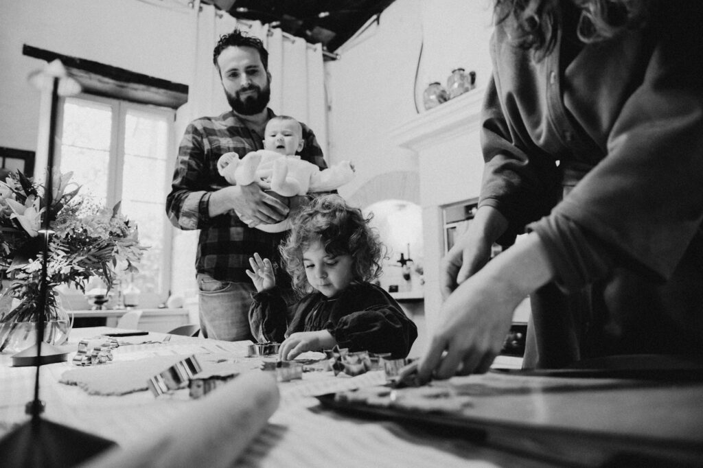 Reportage photo famille dans la cuisine les mains dans la pate