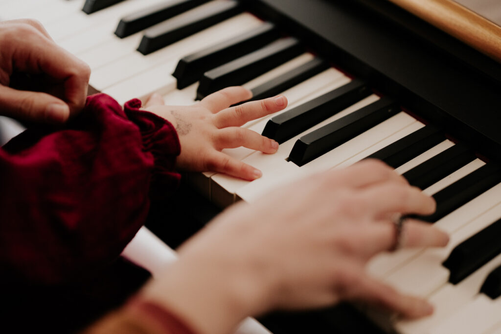 détail des mains pendant un reportage photo famille lifestyle