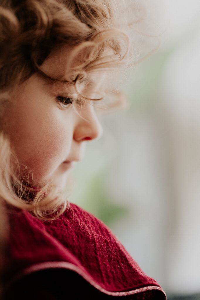 Reportage photo famille portrait volé de la grande soeur